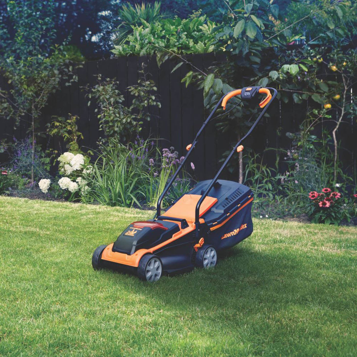 LawnMaster Rotary Lawnmower CLM2432K-01 Cordless 24V 32cm 4Ah Battery - Image 2