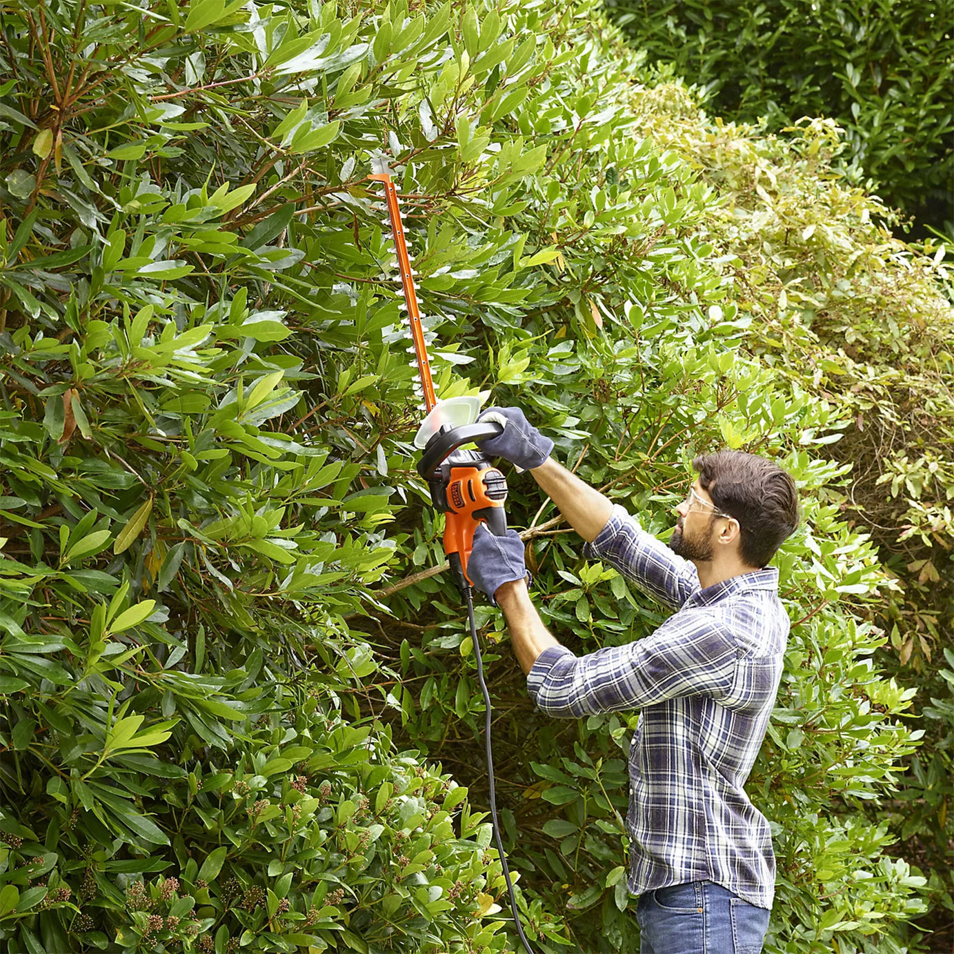 Black+Decker BEHTS401 500W Electric Hedge Trimmer 550mm 22mm Cut - Image 6