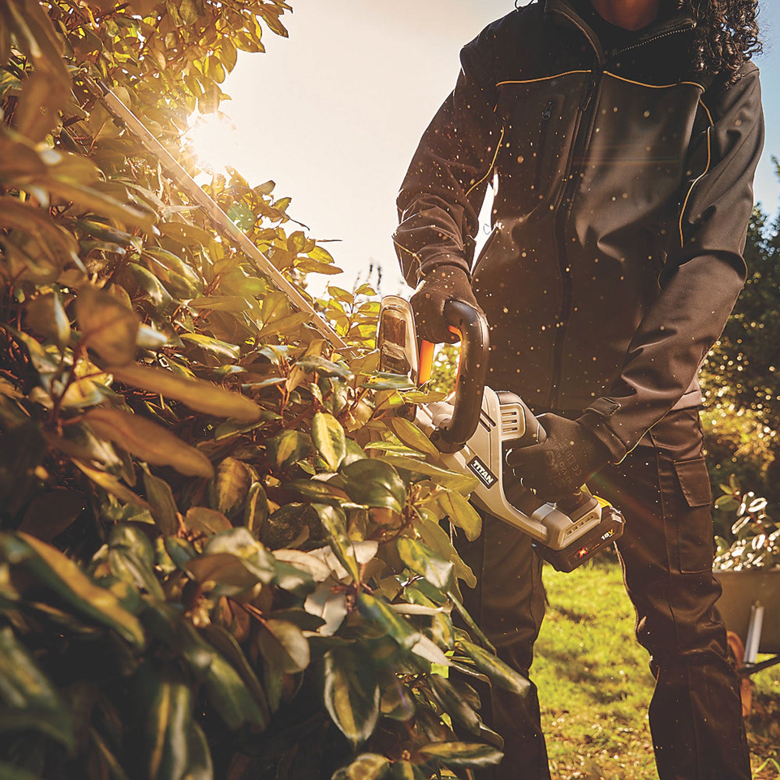 Titan Hedge Trimmer Cordless 18V 2.0Ah Li-Ion TTI827HDC Garden Bush Cutter 45cm - Image 3