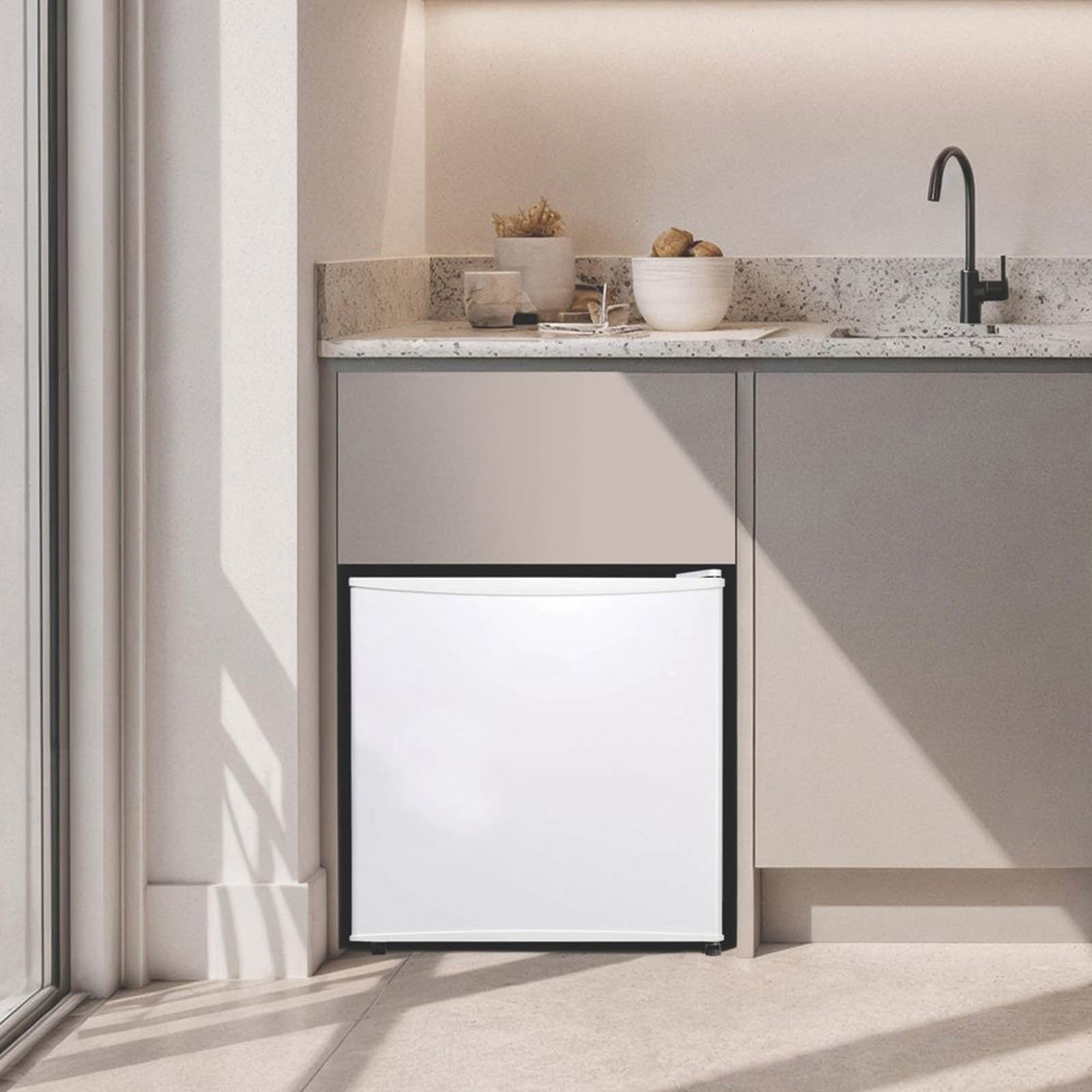 Essentials NNF43UK Freestanding Mini Fridge White 472mm - Image 2