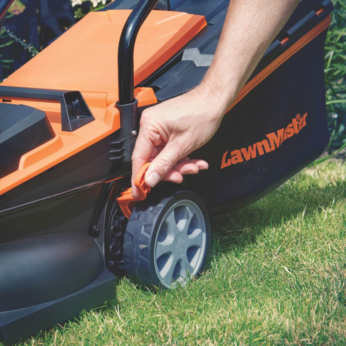 LawnMaster Rotary Lawnmower CLM2432K-01 Cordless 24V 32cm 4Ah Battery - Image 3